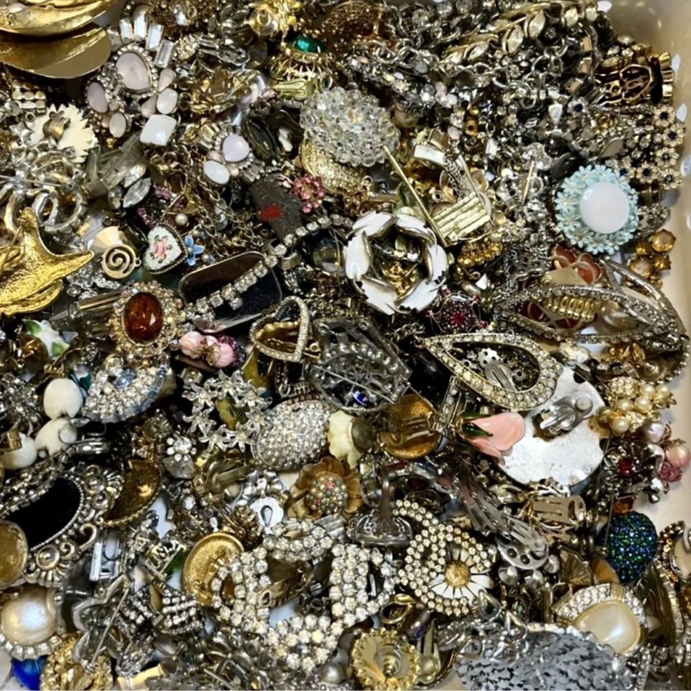 ⚜️ 2 LB Estate Sale Jewelry Lot | Mostly Wearable estate sale finds ⚜️ - Picture 9 of 13